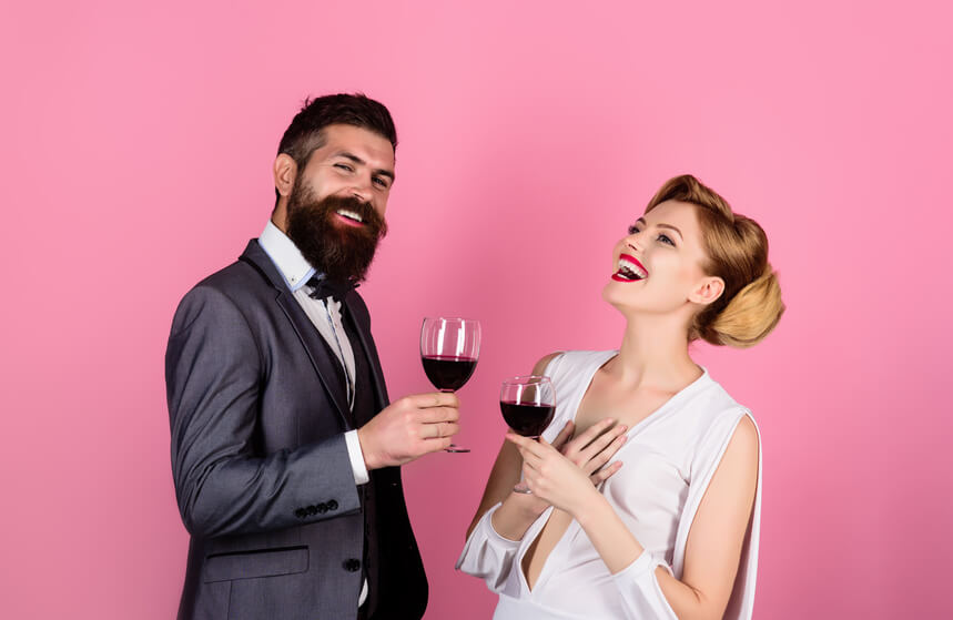 Ein lächelndes Paar mit einem Glas Wein