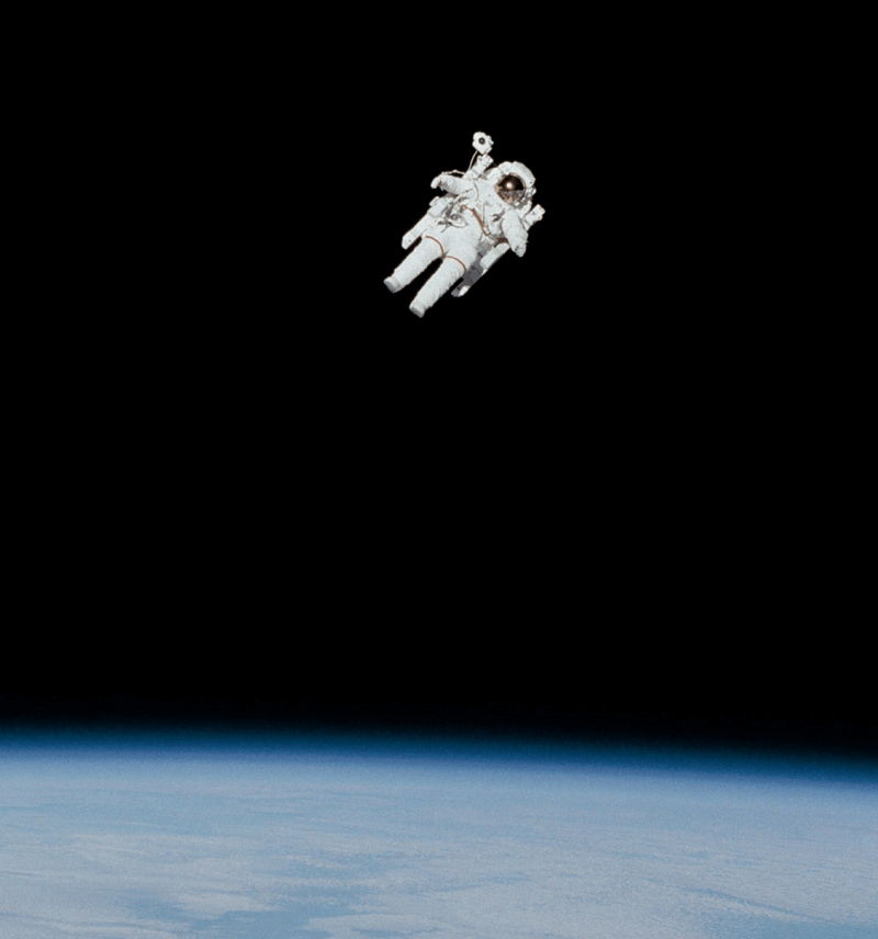 Ein Astronaut, der allein um den Planeten kreist