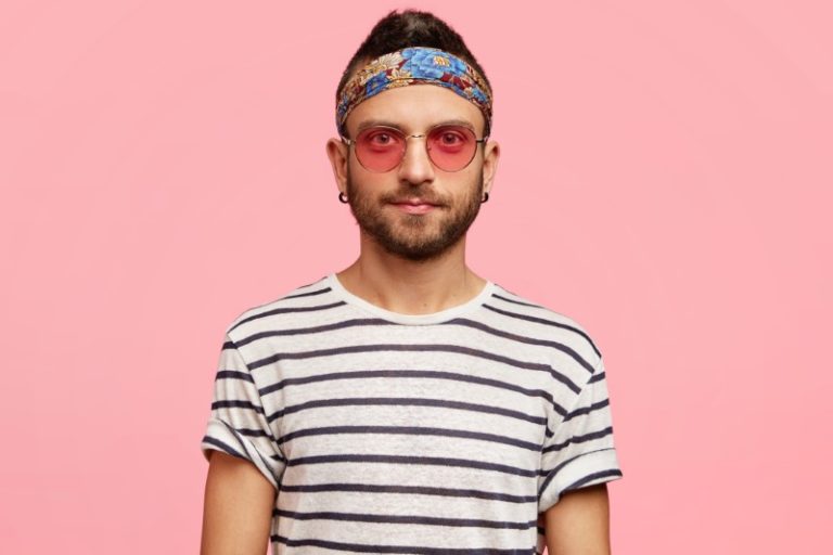 Hipster mit Stirnband und Sonnenbrille