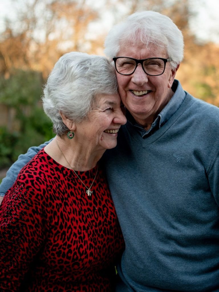 Älteres Paar lachend bei der Verwendung von Dating-Slang